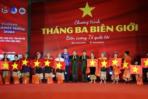 Ban tổ chức tặng quà cho người dân vùng biên. (Ảnh: PV/Vietnam+)