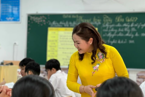 Cô Tường Vân quan sát để kịp thời hỗ trợ các nhóm học sinh trong giờ dạy. (Ảnh: PV/Vietnam+)