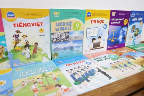 Giá sách giáo khoa mới được xây dựng theo cơ cấu giá đã giảm của sách giáo khoa tái bản. (Ảnh: PV/Vietnam+)