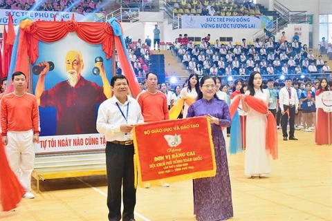 Thứ trưởng Nguyễn Thị Kim Chi trao cờ lưu niệm cho đơn vị đăng cai Hội khỏe Phù Đổng khu vực I. (Ảnh: Bộ Giáo dục và Đào tạo)