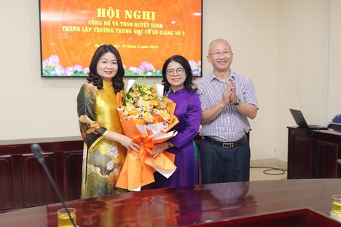 Nhà giáo Phạm Thị Hương Giang (đứng giữa) nhận quyết định bổ nhiệm Hiệu trưởng Trường Trung học cơ sở Giảng Võ 2. (Ảnh: NTCC)