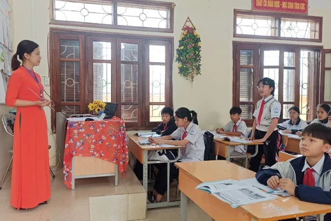 Giờ học của cô và trò Trường Trung học cơ sở Pom Lót, tỉnh Điện Biên. (Ảnh: PM/Vietnam+)