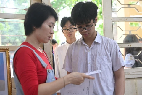 Thí sinh bước vào phòng thi môn Ngữ văn. (Ảnh: PV/Vietnam+)