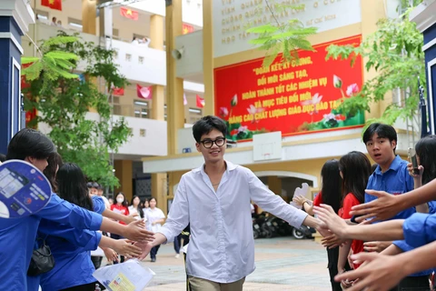 Thí sinh Hà Nội dự thi vào lớp 10. (Ảnh: TTXVN)