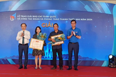 Ban tổ chức trao giải A cho các các tác giả. (Ảnh: PV/Vietnam+)