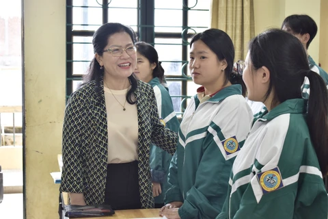 Thứ trưởng Bộ Giáo dục và Đào tạo Nguyễn Kim Chi động viên học sinh ôn thi tốt nghiệp tại tỉnh Lào Cai. (Ảnh: Bộ GD-ĐT)