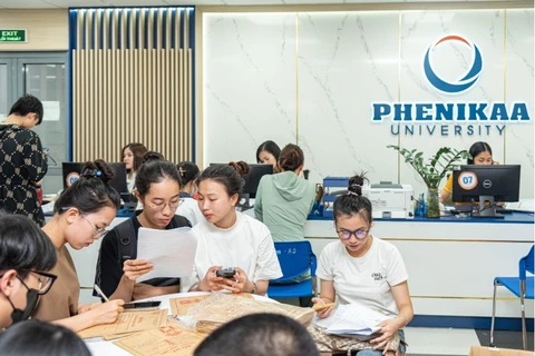 Thí sinh nộp hồ sơ xét tuyển vào Trường Đại học Phenikaa. (Ảnh: PV/Vietnam+)