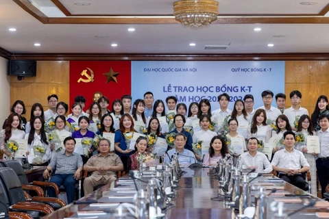 Đại học Quốc gia Hà Nội trao học bổng cho 40 sinh viên có hoàn cảnh khó khăn vươn lên đạt kết quả tốt trong học tập và rèn luyện. (Ảnh: ĐH Quốc gia Hà Nội)