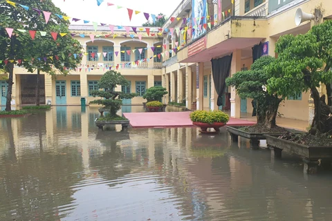 Trường học bị ngập tại huyện Thanh Trì, Hà Nội, học sinh phải chuyển sang học trực tuyến. (Ảnh: NTCC)