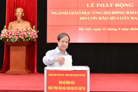 Bộ trưởng Bộ Giáo dục và Đào tạo Nguyễn Kim Sơn ủng hộ đồng bào bị thiệt hại vì bão số 3. (Ảnh: PV/Vietnam+)