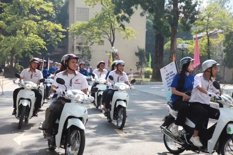 Học sinh, sinh viên diễu hành hưởng ứng tháng hành động an toàn giao thông. (Ảnh: PV/Vietnam+)