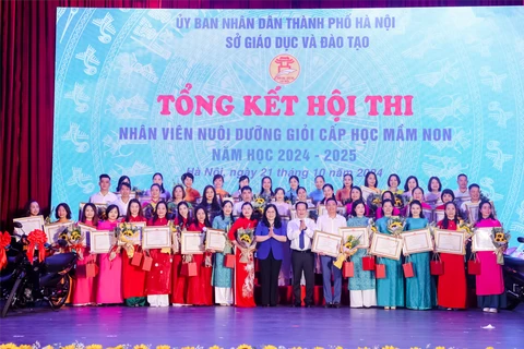 Thứ trưởng Bộ Giáo dục và Đào tạo Nguyễn Thị Kim Chi và Giám đốc Sở Giáo dục và Đào tạo Hà Nội Trần Thế Cương trao giải nhất cho 44 nhân viên nuôi dưỡng giỏi. (Ảnh: hanoi.edu.vn)