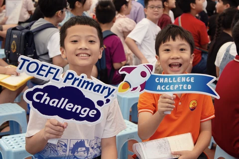 Thí sinh hào hứng chụp ảnh lưu niệm trước giờ bước vào cuộc thi tiếng Anh Toefl Primary Challenge và Toefl Junior Challenge Hà Nội mùa giải 2023-2024. (Ảnh: BTC)