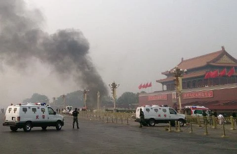 Hiện trường vụ đâm xe ở Thiên An Môn (Nguồn: AFP)