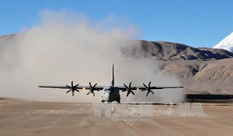 Chiếc C-130 Hercules của Ấn Độ hạ cánh xuống đường băng DBO hôm 20/8 (Nguồn: AFP/TTXVN)