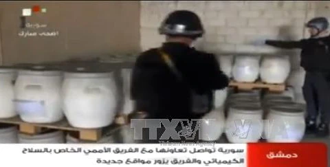  Các thanh sát viên của tổ chức OPCW đang làm việc tại một địa điểm chứa vũ khí hóa học ở Syria. (Nguồn: AFP-TTXVN)