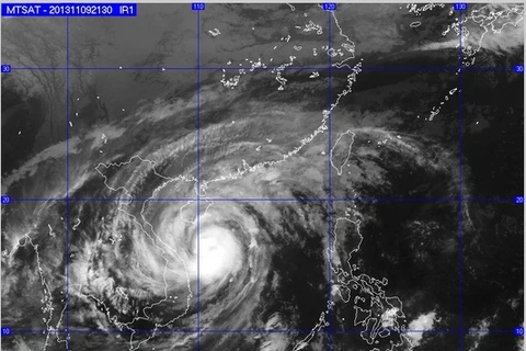 Siêu bão Haiyan quét dọc miền Trung và đe dọa miền Bắc