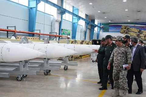 Bộ trưởng Quốc phòng Iran Hossein Dehghan (người chỉ tay) tại nhà máy sản xuất tên lửa Sayyad-2 (Nguồn: AFP)