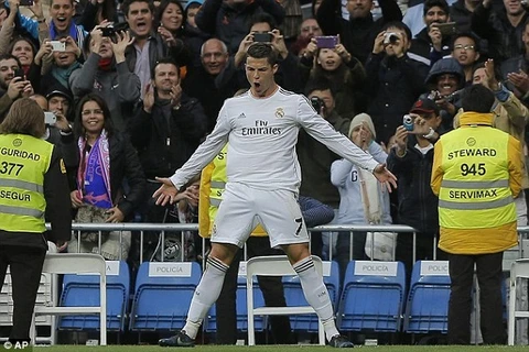 Ronaldo vượt Messi về hat-trick, đầy cơ hội đoạt bóng vàng