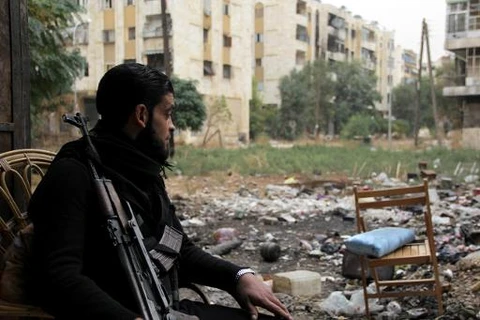 Một thành viên phe nổi dậy Syria ở Aleppo, ảnh chụp hôm 7/11 (Nguồn: AFP)