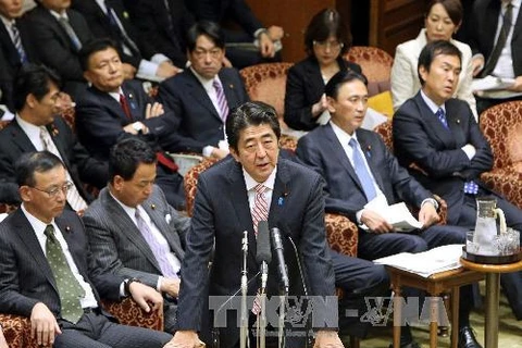 Phát biểu tại phiên họp Hạ viện ở Tokyo ngày 25/11, Thủ tướng Nhật Bản Shinzo Abe (giữa) bày tỏ quan ngại về việc Trung Quốc đơn phương tuyên bố thiết lập Vùng nhận diện phòng không (ADIZ) trên biển Hoa Đông. (Nguồn: AFP/ TTXVN)