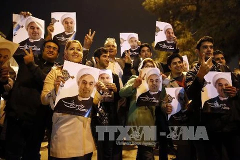  gười dân Iran chờ đón Ngoại trưởng Mohammad Javad Zarif tại sân bay Mehrabad, sau khi ông từ Geneva trở về. (Nguồn: THX-TTXVN)