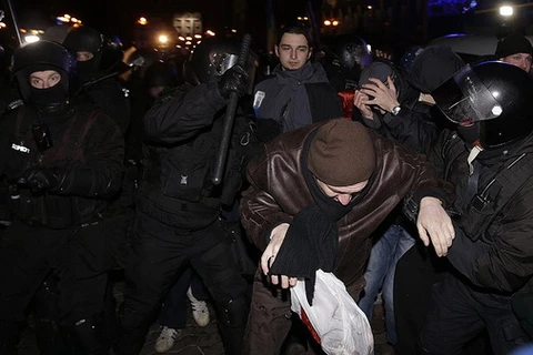Video cảnh sát Ukraine trấn áp những người biểu tình