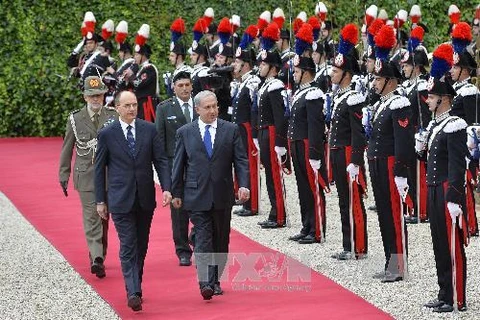 Thủ tướng Italy Enrico Letta (trái) và Thủ tướng Israel Benjamin Netanyahu duyệt đội danh dự tại Rome ngày 2/12. AFP/ TTXVN