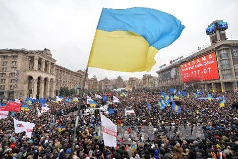 Biểu tình rầm rộ phản đối Chính phủ ở quảng trường Độc lập thủ đô Kiev ngày 1/12. AFP/ TTXVN