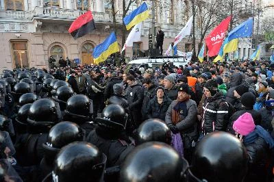 Cảnh sát Ukraine đẩy lui người biểu tình khỏi các trụ sở chính phủ (Nguồn: AFP/TTXVN)