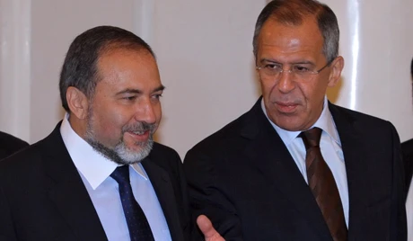 Ngoại trưởng Nga Sergei Lavrov (phải) và Ngoại trưởng Israel Avigdor Lieberman (Nguồn:EPA)