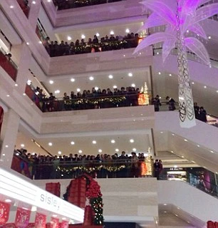 Vụ tự sát đã khiến cả trung tâm mua sắm bị sốc nặng (Nguồn: DM)