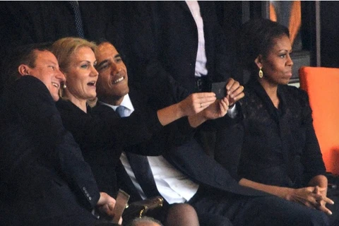 Cả ông Bush cũng chụp ảnh "selfie" như ông Obama