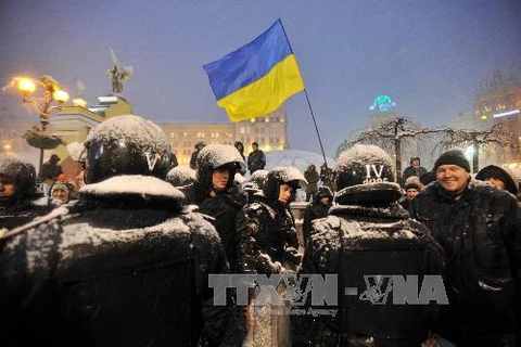 Cảnh sát triển khai trước những người biểu tình tại quảng trường Độc lập ở Kiev, ngày 9/12. (Nguồn: AFP/TTXVN)