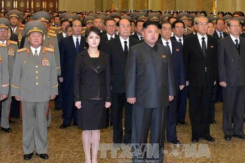 Ông Kim Jong-Un và vợ dự lễ tưởng niệm 2 năm ngày mất của cố lãnh tụ Kim Jong-Il (Nguồn: TTXVN)