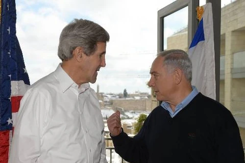 Thủ tướng Israel Benjamin Netanyahu và Ngoại trưởng Mỹ John Kerry (Nguồn: TTXVN)