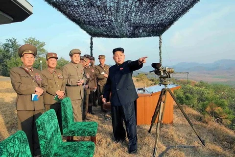 Ông Kim Jong-Un trong một chuyến thăm đơn vị quân đội (Nguồn: KCNA/Yonhap)