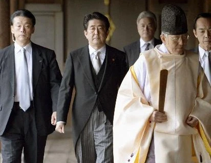 Thủ tướng Nhật Bản Shinzo Abe (thứ hai, trái) sau lễ viếng đền Yasukuni ở Tokyo ngày 26/12. (Nguồn: Kyodo/TTXVN)