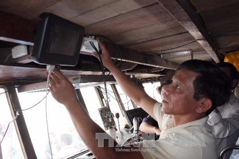 Đài thông tin Duyên hải Đà Nẵng phối hợp với Chi cục Thủy sản Đà Nẵng triển khai lắp đặt 51 thiết bị kết nối vệ tinh VMS cho 51 tàu cá của ngư dân có công suất 90 CV trở lên. (Nguồn: TTXVN)