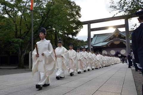 Việc chính trị gia Nhật thăm đền Yasukuni là vấn đề nhạy cảm trong quan hệ giữa các nước Đông Á (Nguồn: AFP)