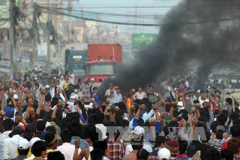 Đụng độ giữa người biểu tình và cảnh sát tại nhà máy dệt Yak Jing ở ngoại ô thủ đô Phnom Penh hôm 2/1 (Nguồn: THX/TTXVN)