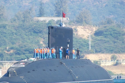 Cờ Tổ Quốc tung bay trên nóc tàu ngầm HQ 182 Hà Nội