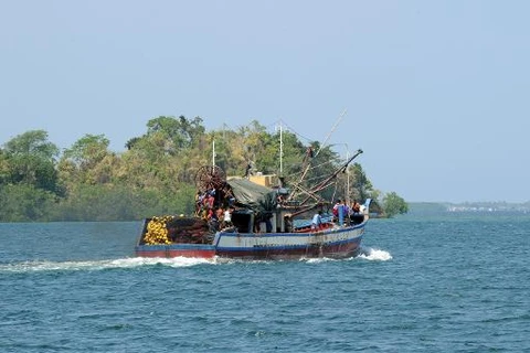 Tàu cá Philippines hướng tới bãi cạn Scarborough, nơi xảy ra tranh chấp giữa nước này với Trung Quốc (Nguồn: AFP)