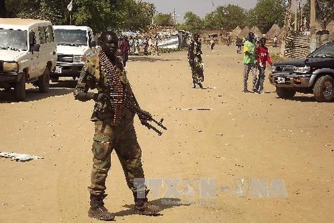 Binh sĩ quân đội Nam Sudan gác tại Malakal thuộc bang Thượng sông Nile, Nam Sudan ngày 31/12. AFP/ TTXVN