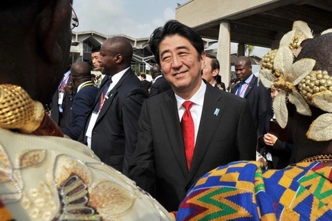 Thủ tướng Nhật Bản Shinzo Abe đã tới thành phố Abidjan của Côte d'Ivoire (Nguồn: AFP)
