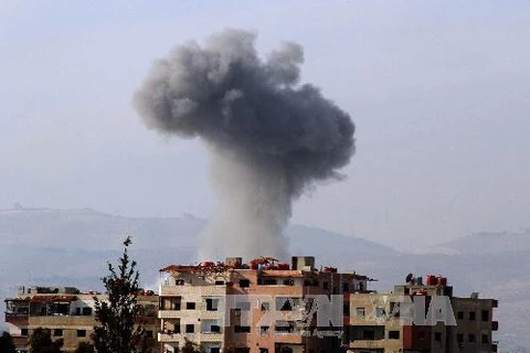 Khói bốc lên sau xung đột tại Daraya, phía tây nam thủ đô Damascus ngày 7/1/2014. AFP/ TTXVN