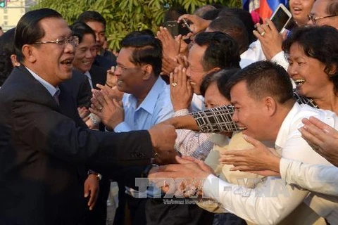 Thủ tướng Campuchia Hun Sen tiếp xúc với những người ủng hộ (Nguồn: TTXVN)