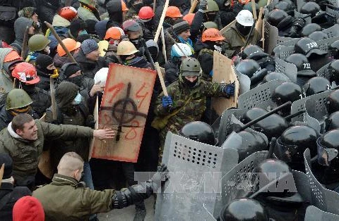 Người biểu tình đụng độ với cảnh sát (Nguồn: AFP/TTXVN)