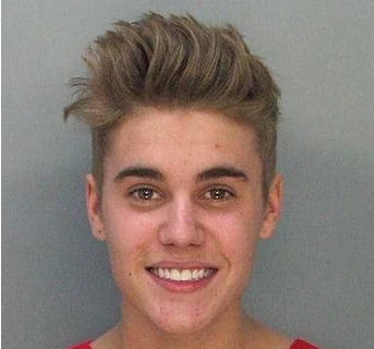 Cảnh sát Miami chụp ảnh Justin Bieber lưu hồ sơ sau khi tiến hành bắt giữ (Nguồn: Billboard)