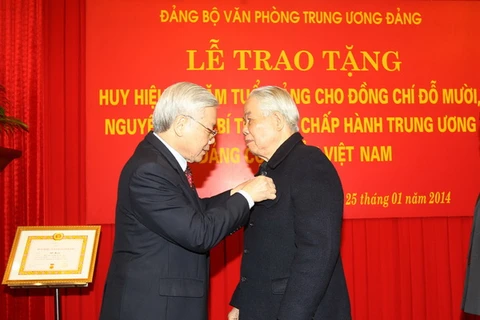Trao Huy hiệu 75 năm tuổi Đảng cho nguyên Tổng Bí thư Đỗ Mười
